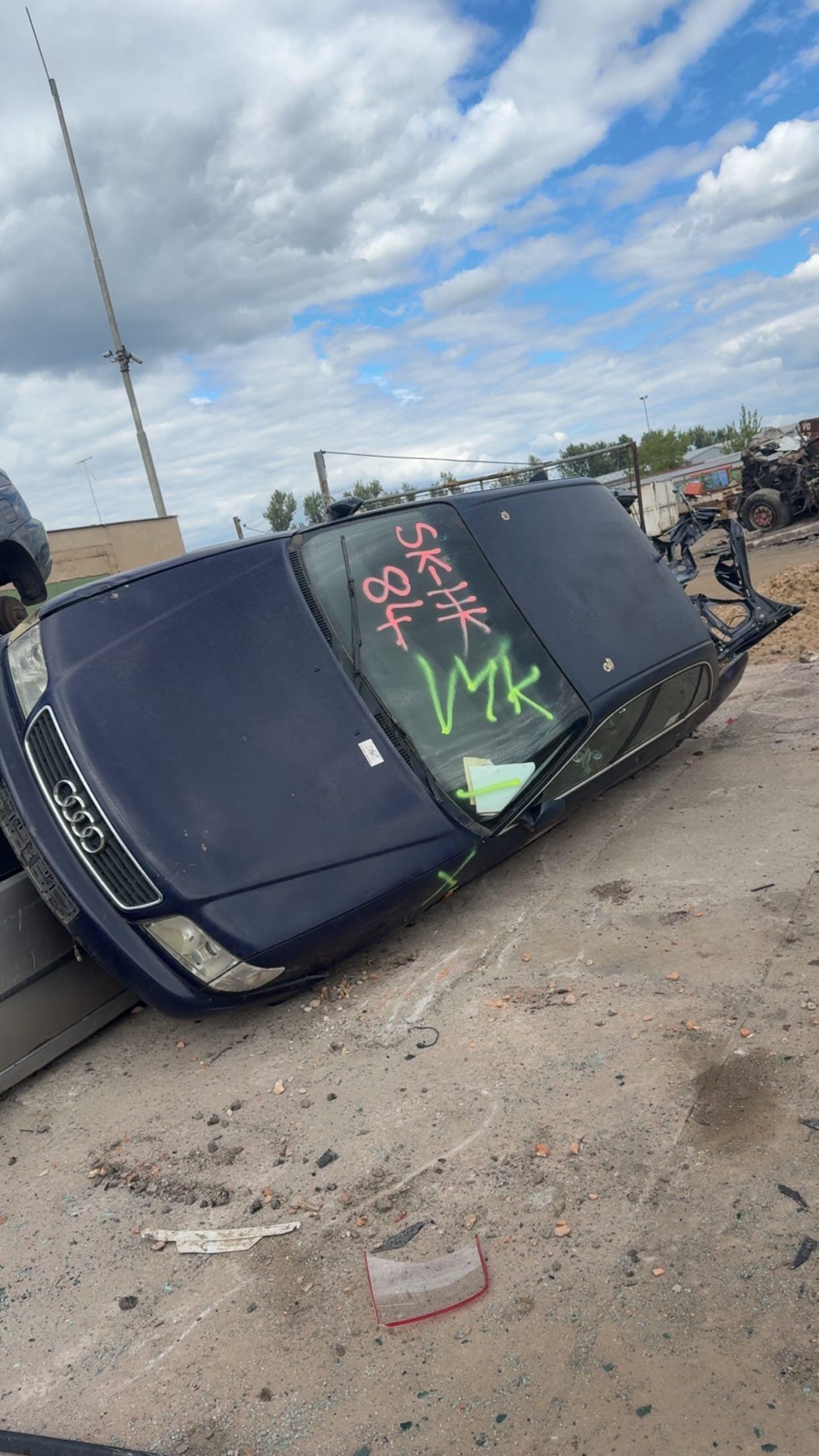 Havarované Audi na boku — výkup vraku autovrakoviště Pardubice