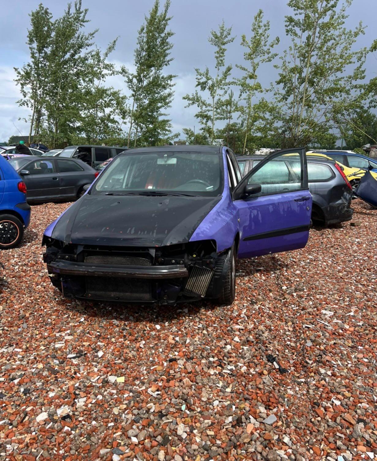 Havarovaný hatchback bez přední části — výkup vraku Pardubice