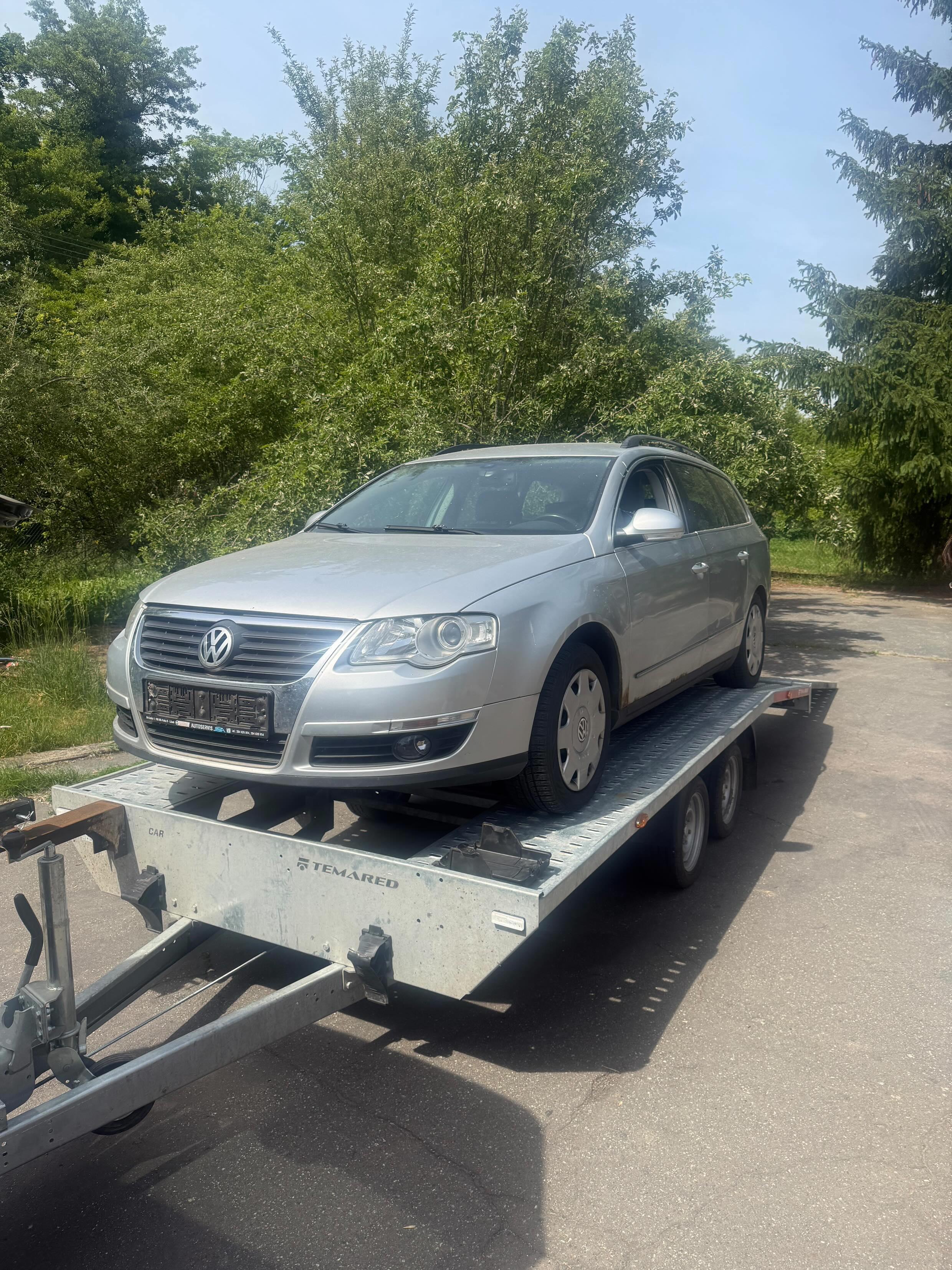 VW Passat na přepravníku — bezplatný odvoz výkup auta Pardubice